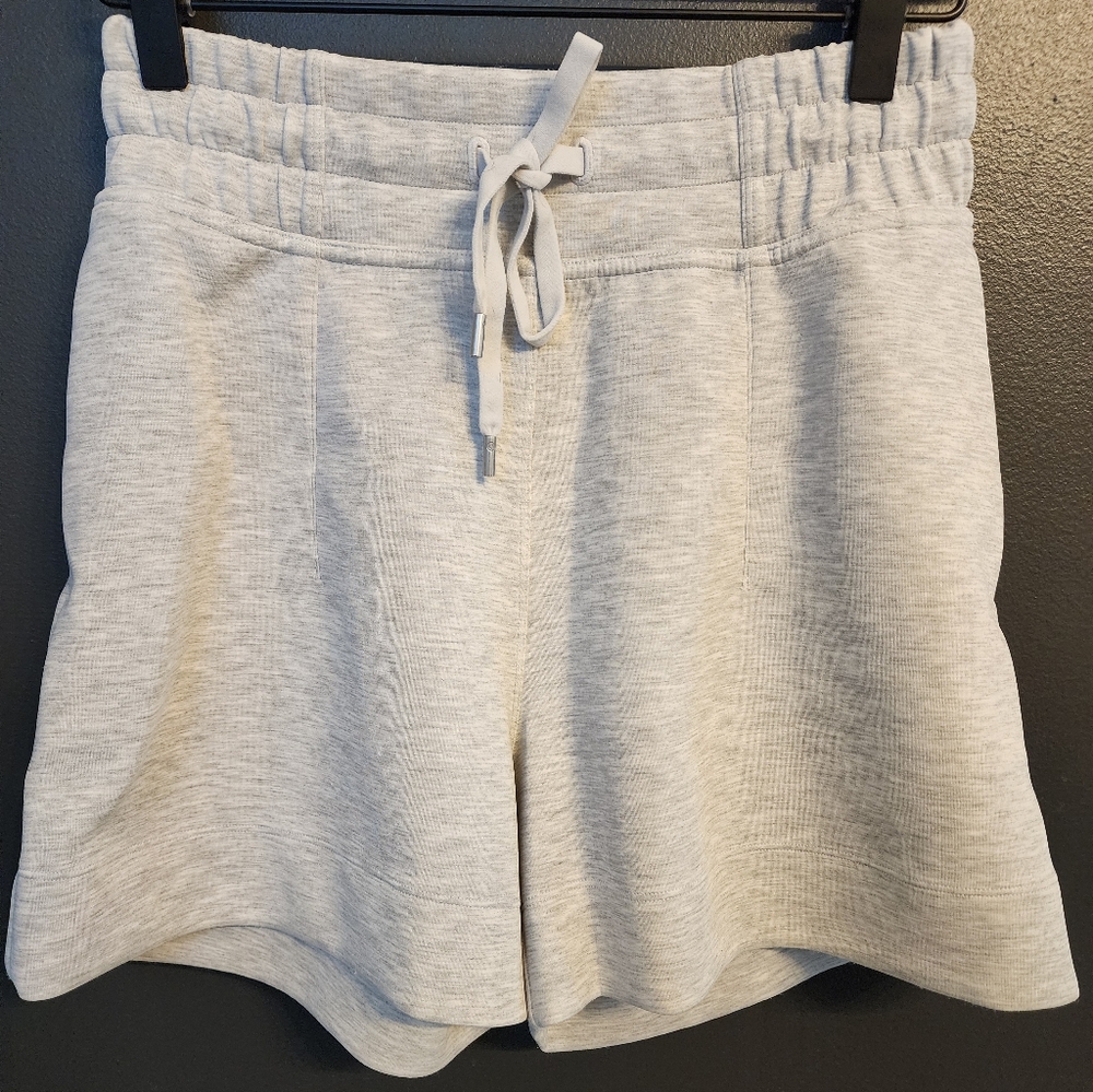 Lululemom Soft Ambitions High Rise 4" Shorts